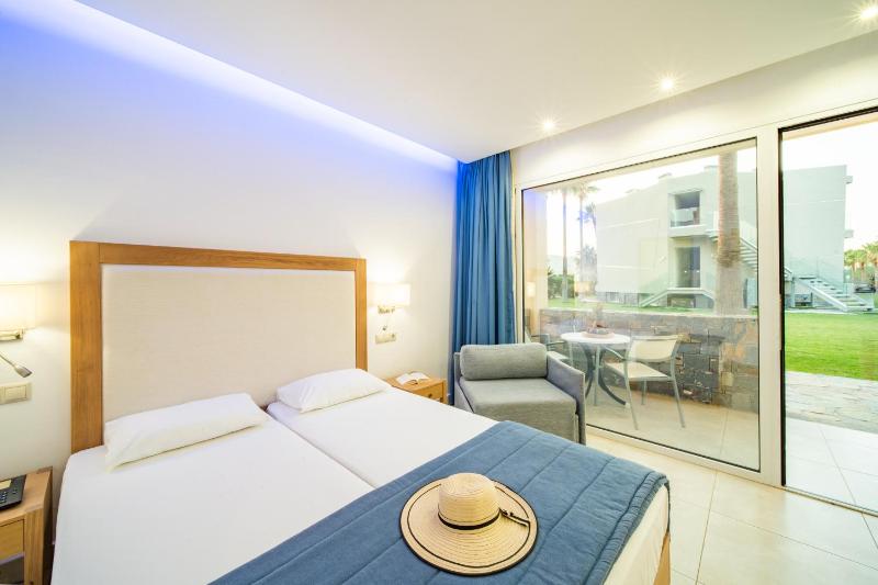 Superior Triple Room image 3