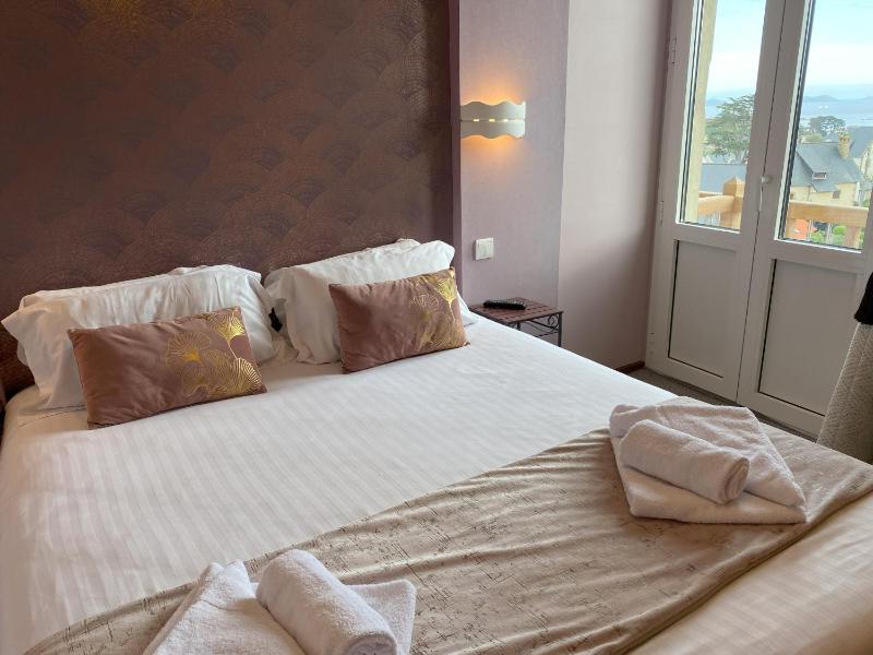 Double Room with Sea View image 1