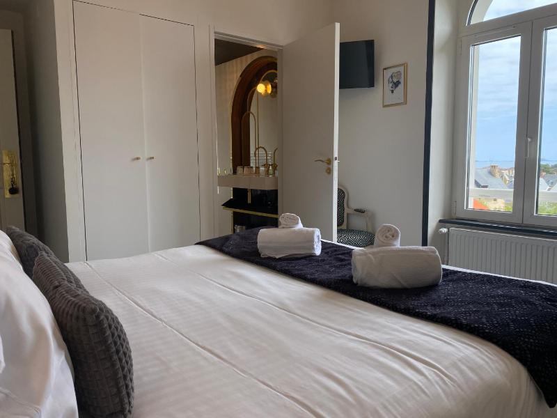 Superior Double Room with Sea View image 3