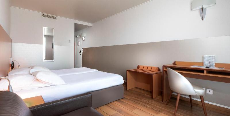 Parisian twin room image 1