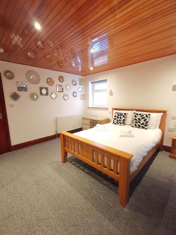 The Elmsleigh Suite at Claremont Hotel - image 3