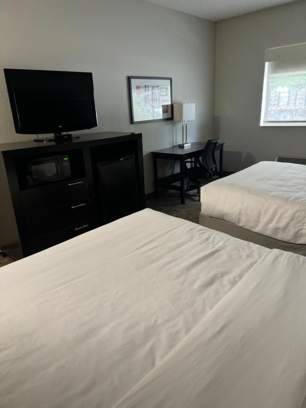 Queen Room with Two Queen Beds - Disability Access image 4