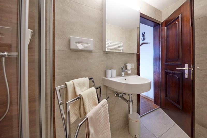 Deluxe Single Room with Balcony image 4