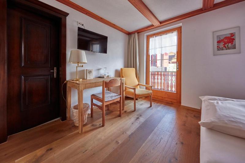 Deluxe Single Room with Balcony image 3