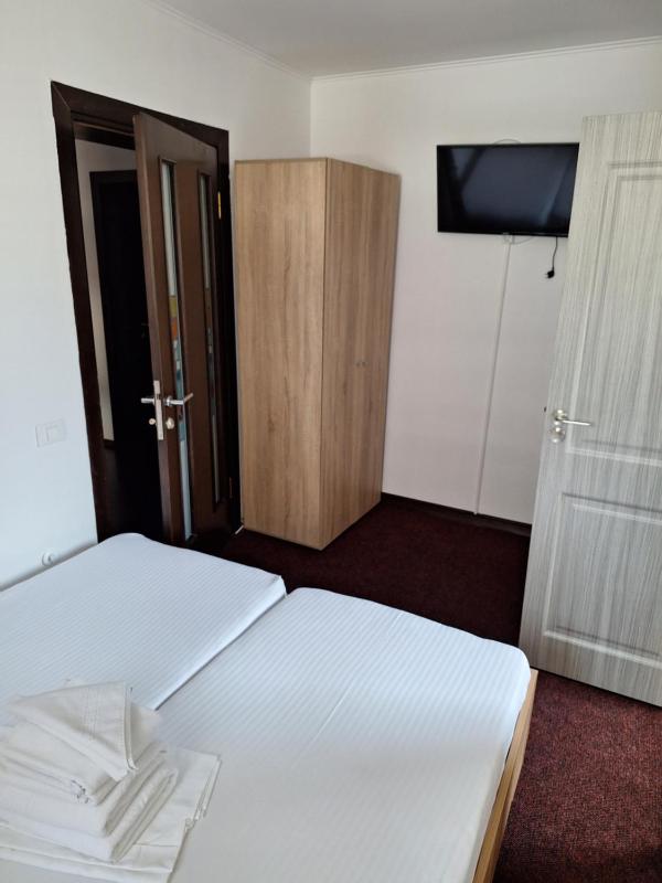 Small Double or Twin Room image 4