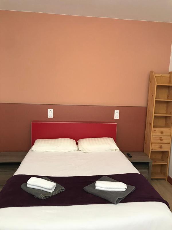 King Room with Roll-In Shower - Disability Access image 1