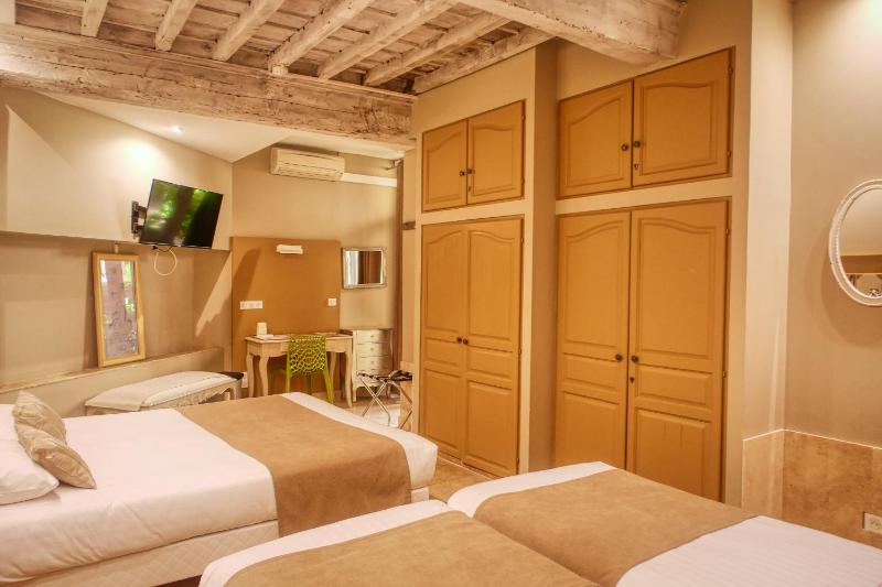 Superior Quadruple Room image 4