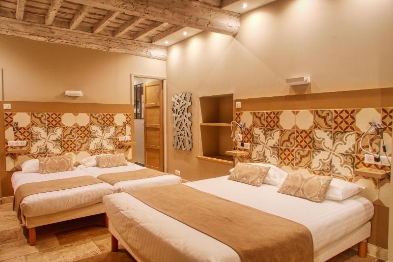 Superior Quadruple Room image 2