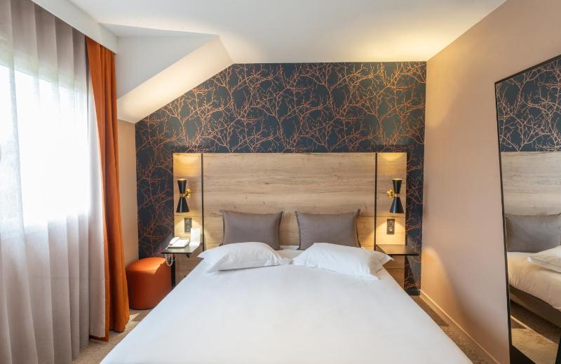 Standard Double Room image 4