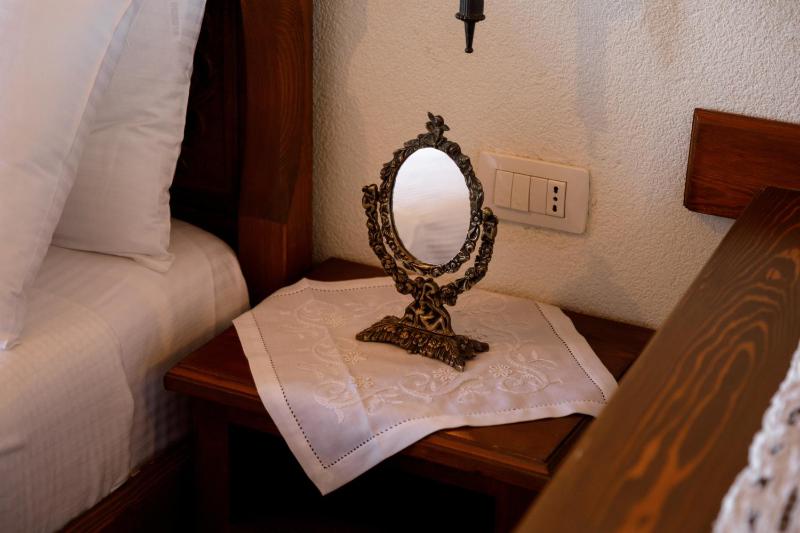 Deluxe King Room image 2