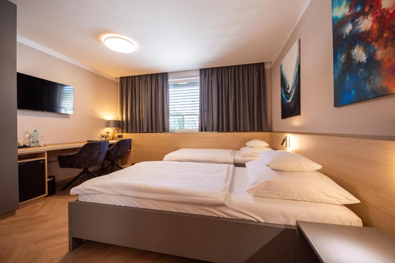 Twin Room image 3