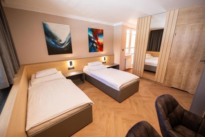 Twin Room image 4