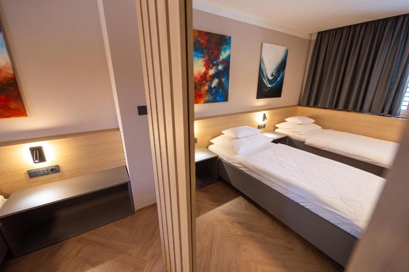 Twin Room image 2