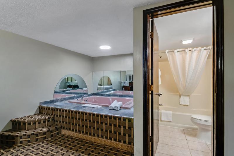 King Room with Hot Tub - Non-Smoking image 2