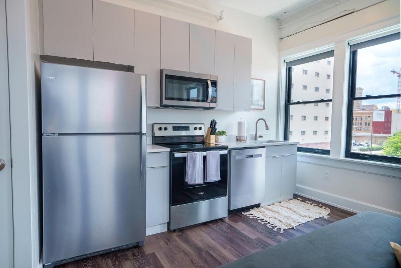One-Bedroom Premier Apartment image 1