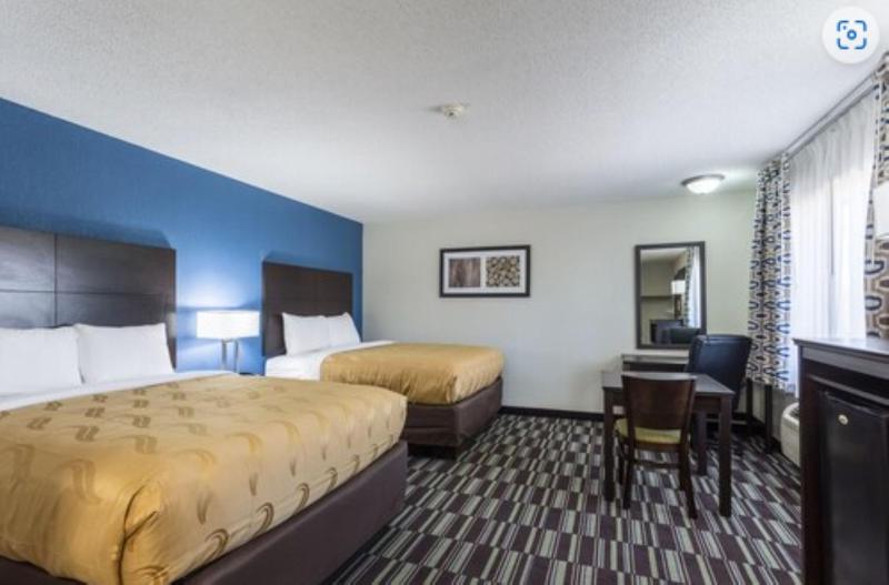 Queen Room with Two Queen Beds - Non-Smoking image 4