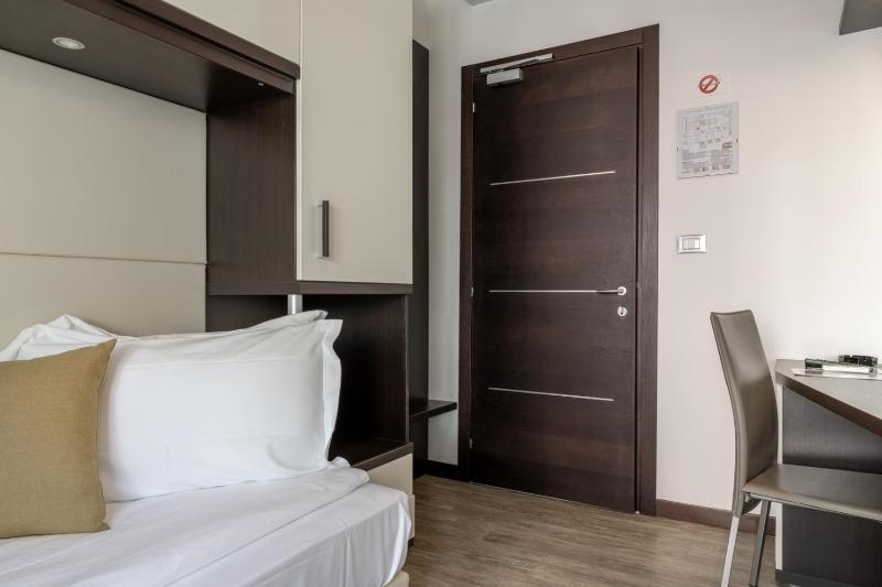 Small Single Room image 3