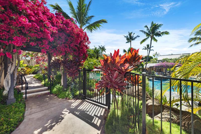 Tropical Paradise 1-bed 2-bath Oasis At The Pool - image 33