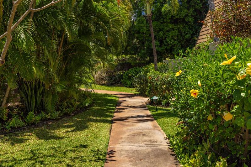 Tropical Paradise 1-bed 2-bath Oasis At The Pool - image 13