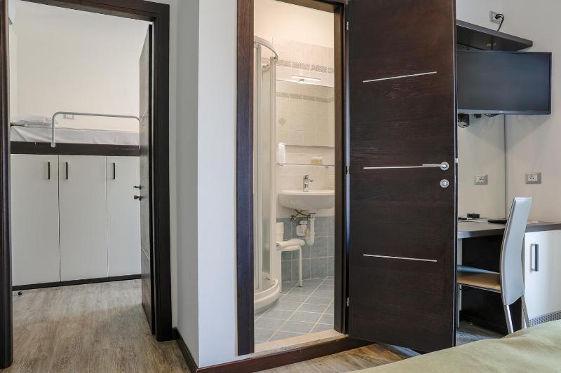 Quadruple Room with Balcony image 4