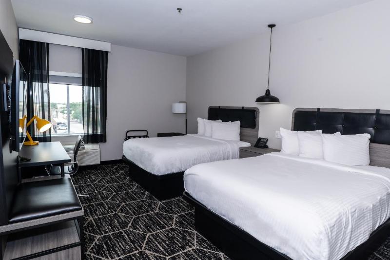 Queen Room with Two Queen Beds - Non-Smoking image 4