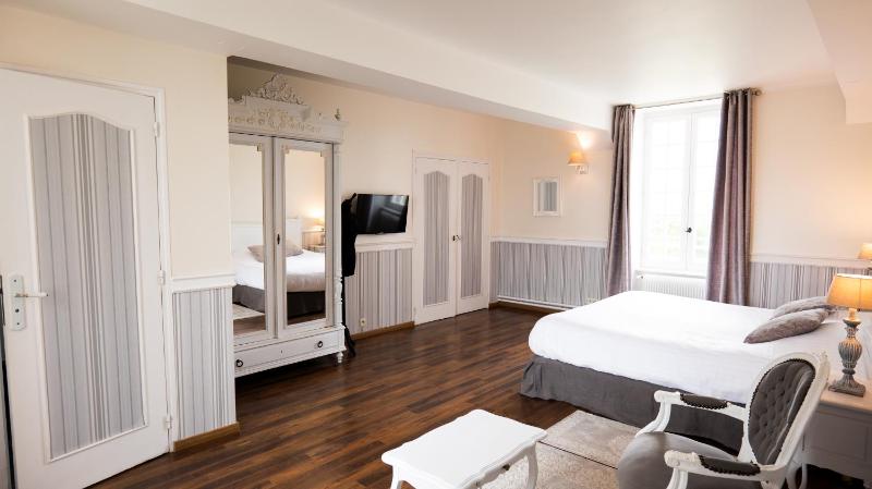 Deluxe King Room image 2