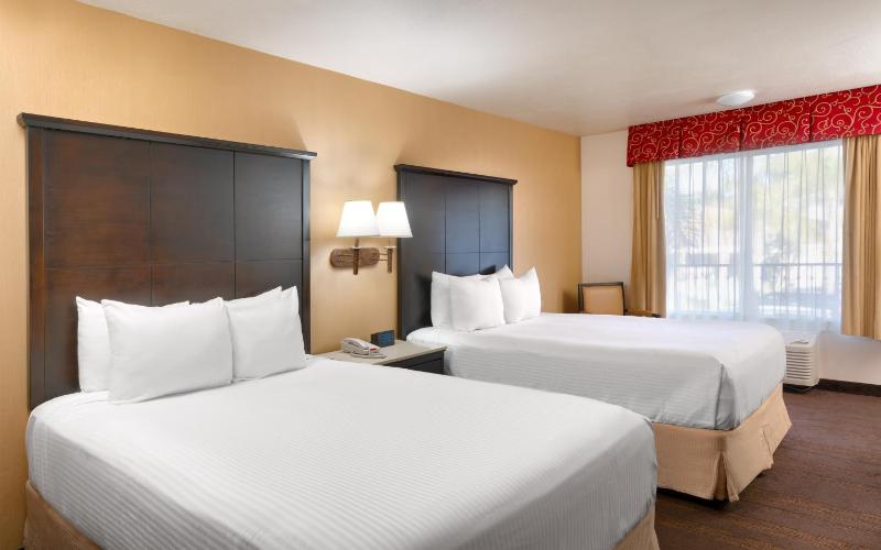 Deluxe Queen Room with Two Queen Beds image 3