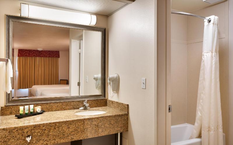 Deluxe Queen Room with Two Queen Beds image 2