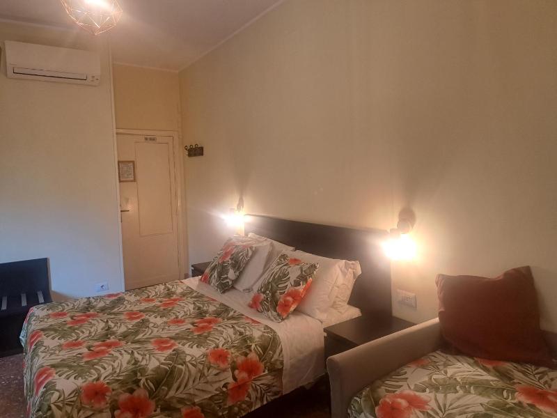 Triple Room with Private Bathroom image 3