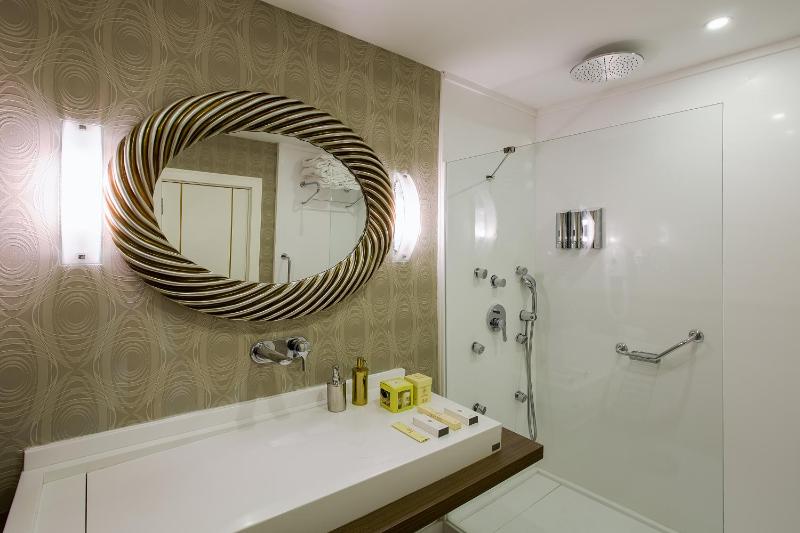 Deluxe Suite image 2
