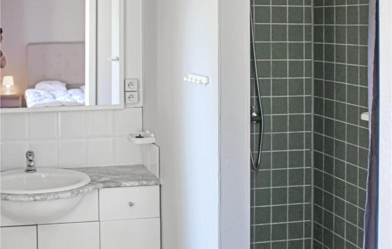 One-Bedroom Apartment image 2