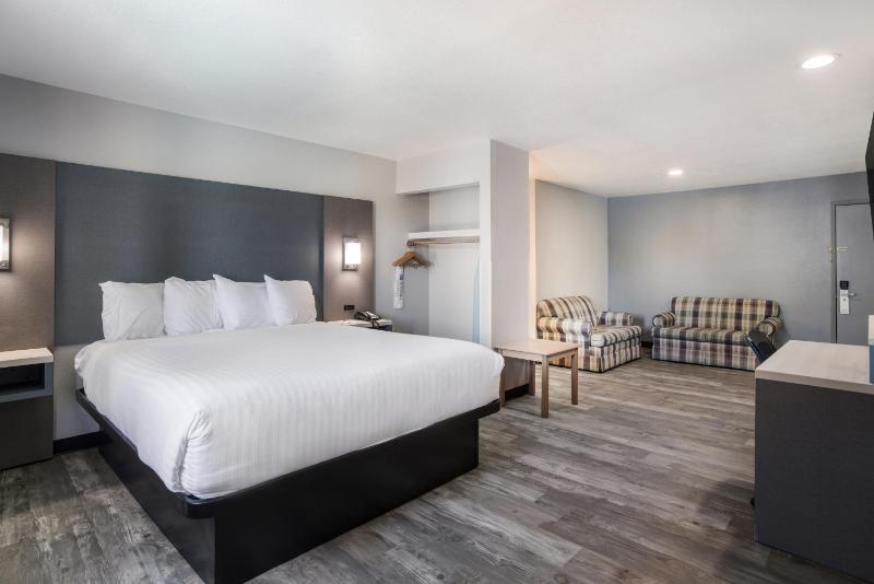 King Suite with Sofa Bed and Jetted Tub - Non-Smoking image 2