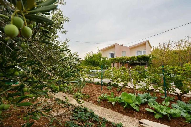 Holiday house with a parking space Kastel Stafilic Kastela - 23408 - image 13