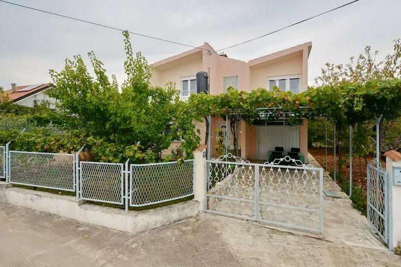 Holiday house with a parking space Kastel Stafilic Kastela - 23408 - image 1