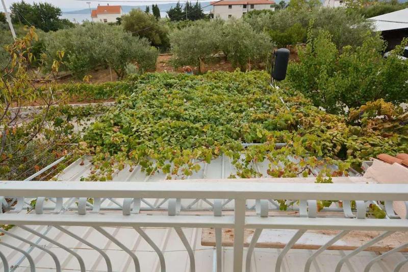 Holiday house with a parking space Kastel Stafilic Kastela - 23408 - image 10