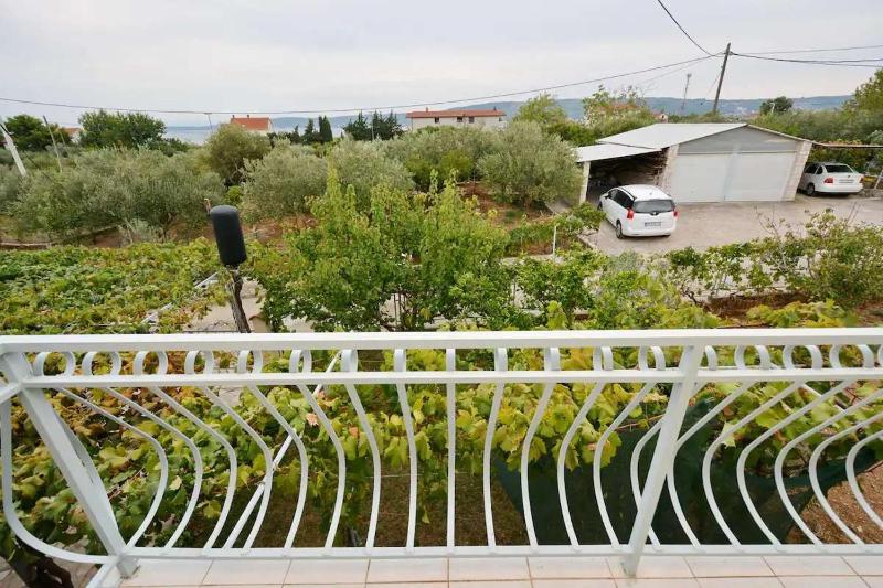 Holiday house with a parking space Kastel Stafilic Kastela - 23408 - image 3