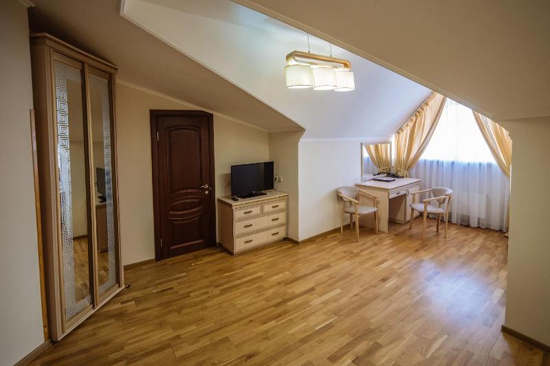 Double Room - Attic image 4