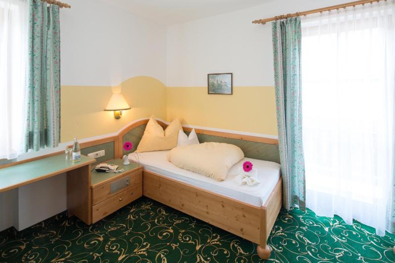 Classic Single Room image 3