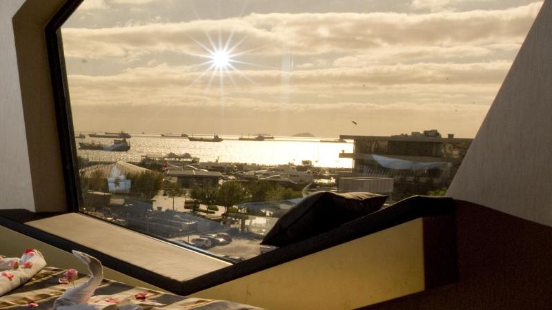 Sea View Premium Suite with Spa Bath image 2