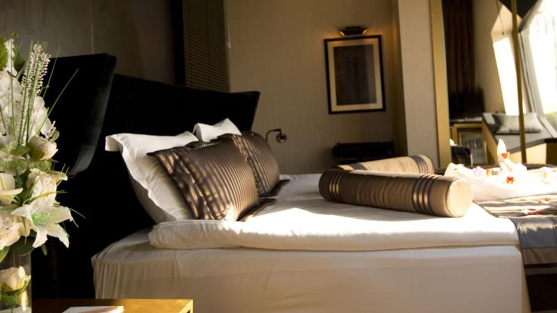 Sea View Premium Suite with Spa Bath image 3