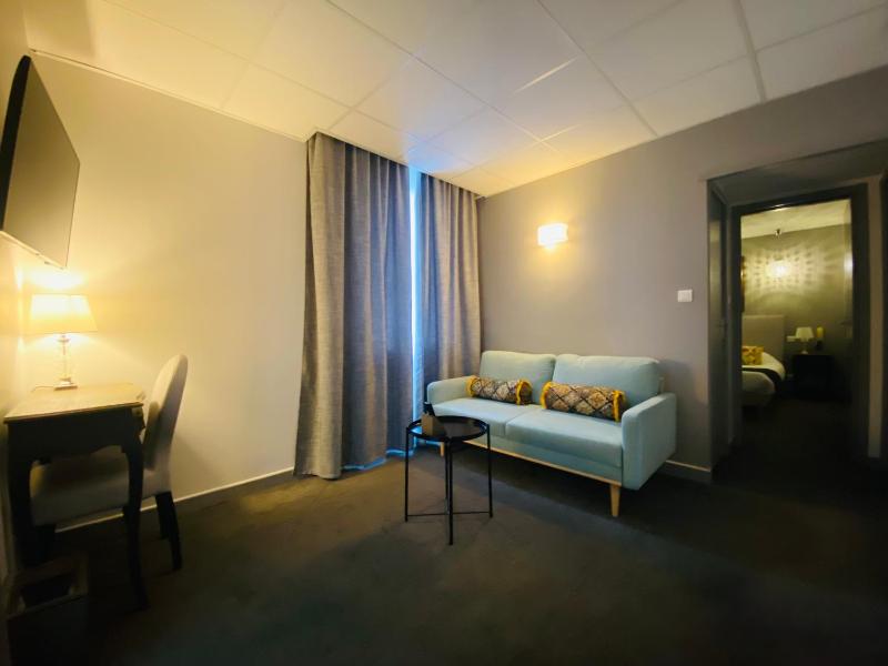 Club Double Room with Private Living Room (24 m2) image 4