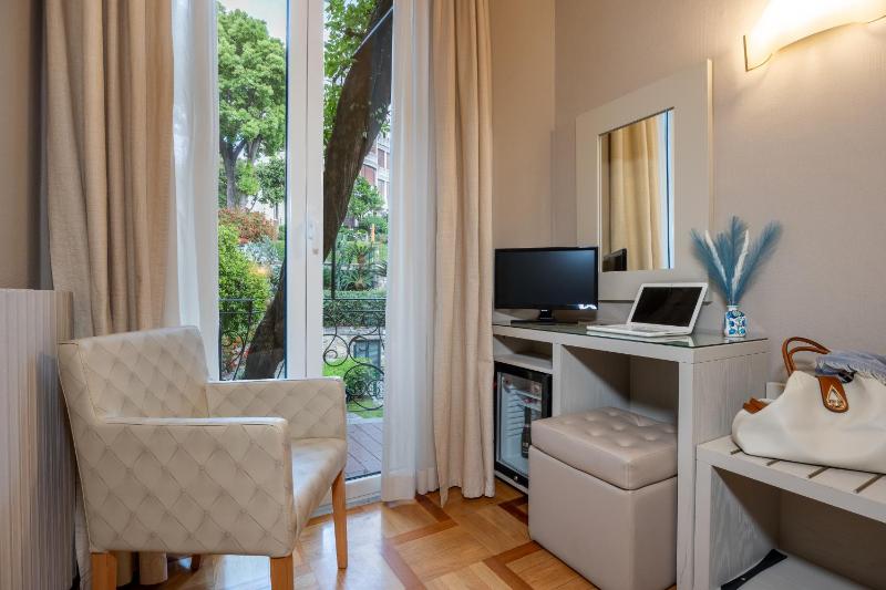 Single Room with Beach Access image 3