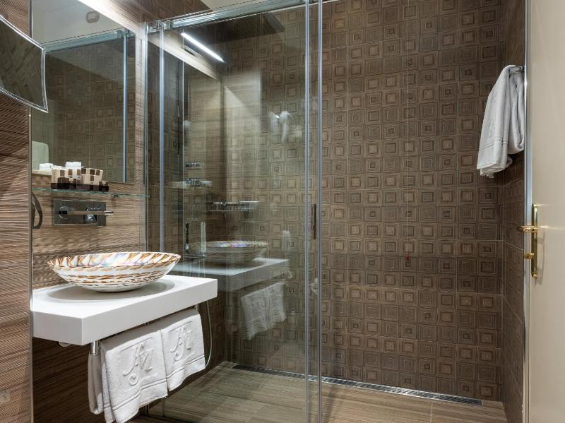 Double or Twin Room with Beach Access image 1