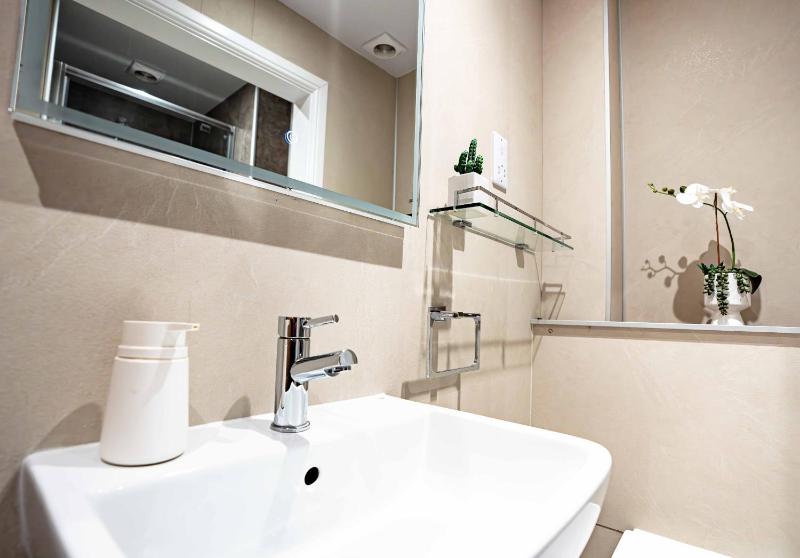 Deluxe One-Bedroom Apartment image 3