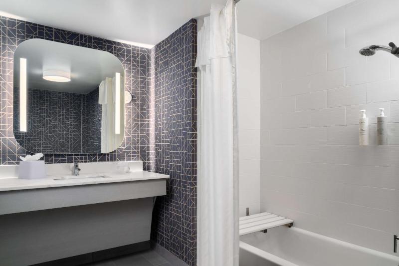 King Suite with Accessible Tub - Mobility and Hearing Access/Non-Smoking image 2