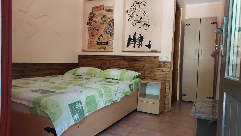 Standard Double Room image 3