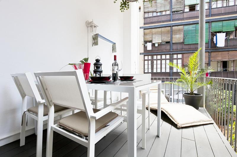 Great location with private terrace - image 2