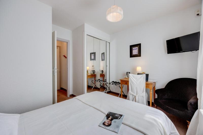 Standard Double Room image 3