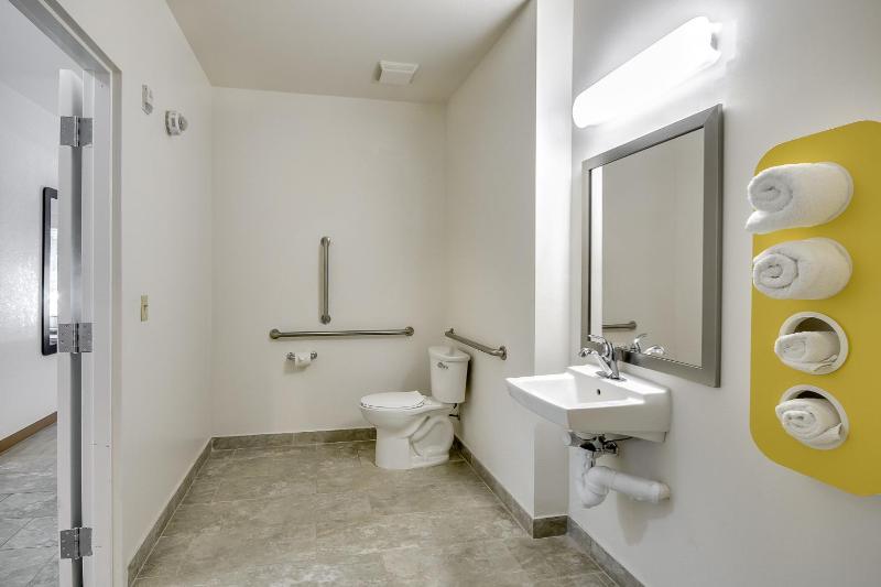 Queen Room - Disability Access - Non-Smoking image 4