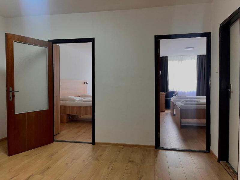 Economy Triple Room image 4